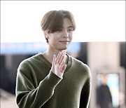 [MD포토] NCT 쟈니, '팬들에 훈훈한 손인사'