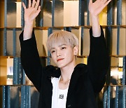 [MD포토] NCT 태용, '환호하는 팬들에 양손인사를'