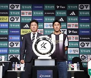 기념촬영하는 이기형 성남FC 감독, 정승용