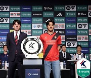 기념촬영하는 박동혁 경남FC 감독, 우주성