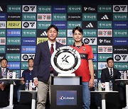 기념촬영하는 이영민 부천FC 감독과 한지호