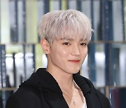 [포토S] NCT 태용, '팬들 바라보며 엄지 척!'