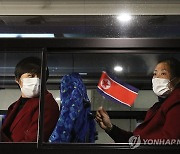 취재진에 인사하는 북한 여자축구 대표팀 선수들