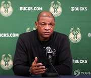 NBA 밀워키 리버스 감독, 친정 필라델피아에 완승…팬들은 야유