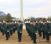 임관선서 하는 육군사관학교 80기 졸업생들