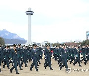 행진하는 육군사관학교 80기 임관장교들