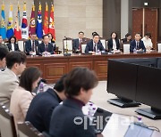 신원식 국방 "北위성, 정찰 않고 돌기만…러, 대규모 식량 지원"