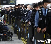 전장연, 서울교통공사·국가 상대 1억원 손배소…"침묵시위 방해는 위법"