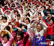 만학도들 '선생님 사랑해요'