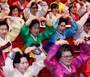 고운 한복입은 만학도들 '졸업해요'