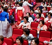 고운 한복 입은 어머니들 '졸업 축하'