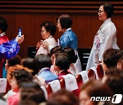 '고운 한복입고 졸업 기념 찰칵'