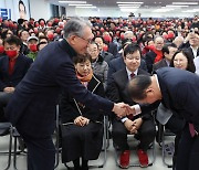 고개 숙여 인사하는 윤재옥 원내대표