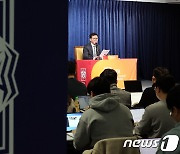 3월 A매치 이끌 임시 사령탑에 황선홍 U-23 대표팀 감독 투입