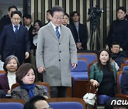 임종석 '뇌관' 터지자 민주당 '들썩'…의총서 목청 높인 '비명'