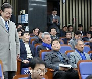 “이재명 손에 피칠갑” “사퇴하라”···이재명 성토장 된 민주당 의총