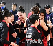 김연경 잡은 메가-지아 쌍포 '눈물도 같이 터졌다'…7년 만에 봄 배구 한 발 앞으로 [곽경훈의 현장]