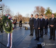 한국전 참전 기념비와 추모의 벽 찾은 조태열 외교부 장관