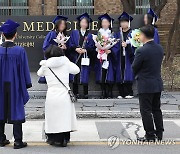 기념촬영하는 의과대학 졸업생들