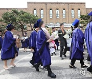 학위수여식장 향하는 의과대학 졸업생들