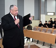 해군 생도 만난 미 해군성 장관