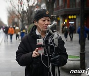 개인 방송 진행하는 中 베이징 男