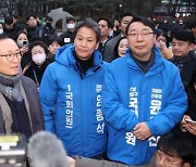 버티기 들어간 임종석…저녁 인사에 '비명' 홍영표·송갑석·윤영찬 동참