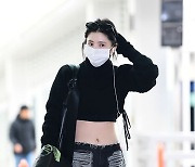 한소희 ‘잘록한 허리라인 드러내고 출국’