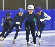 결승선 통과하는 쇼트트랙 임종언