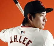 '바람의 손자' 이정후, MLB 시범경기 데뷔전부터 안타 폭발