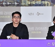 [ST포토] 취재진 질문 듣는 유태오와 셀린 송 감독