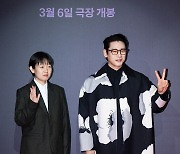 [T포토] 셀린 송-유태오 '패스트 라이브즈, 많은 관심 부탁드려요'