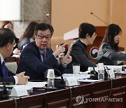 기재부 차관보와 대화하는 조동철 위원장 직무대행