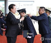 학군장교 임관식 우등상 수여하는 윤석열 대통령