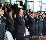 국기에 경례하는 윤석열 대통령