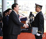 학군장교 임관식 우등상 수여하는 윤석열 대통령