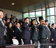 거수경례 받는 윤석열 대통령