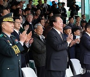 박수치는 윤석열 대통령