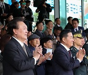 박수치는 윤석열 대통령