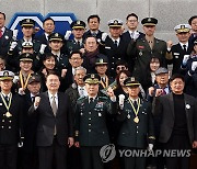 윤석열 대통령, 학군 임관장교들과 함께