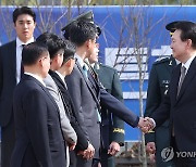 학군장교 임관식 참석자와 인사하는 윤석열 대통령