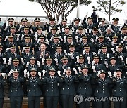 윤석열 대통령, 학군장교 임관식 기념촬영