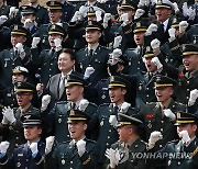 윤석열 대통령, 학군 임관장교들과 함께