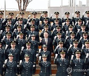 윤석열 대통령, 학군장교 임관식 기념촬영