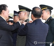 학군장교 계급장 수여하는 윤석열 대통령