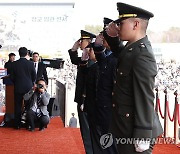 학군장교 계급장 수여하는 윤석열 대통령