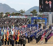 임관 학군장교 들의 거수경례