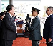 우등상 수여하는 윤석열 대통령