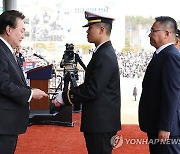 윤석열 대통령, 학군장교 임관식 우등상 수여