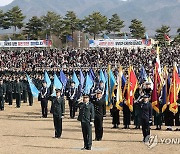 임관 학군장교 들의 거수경례